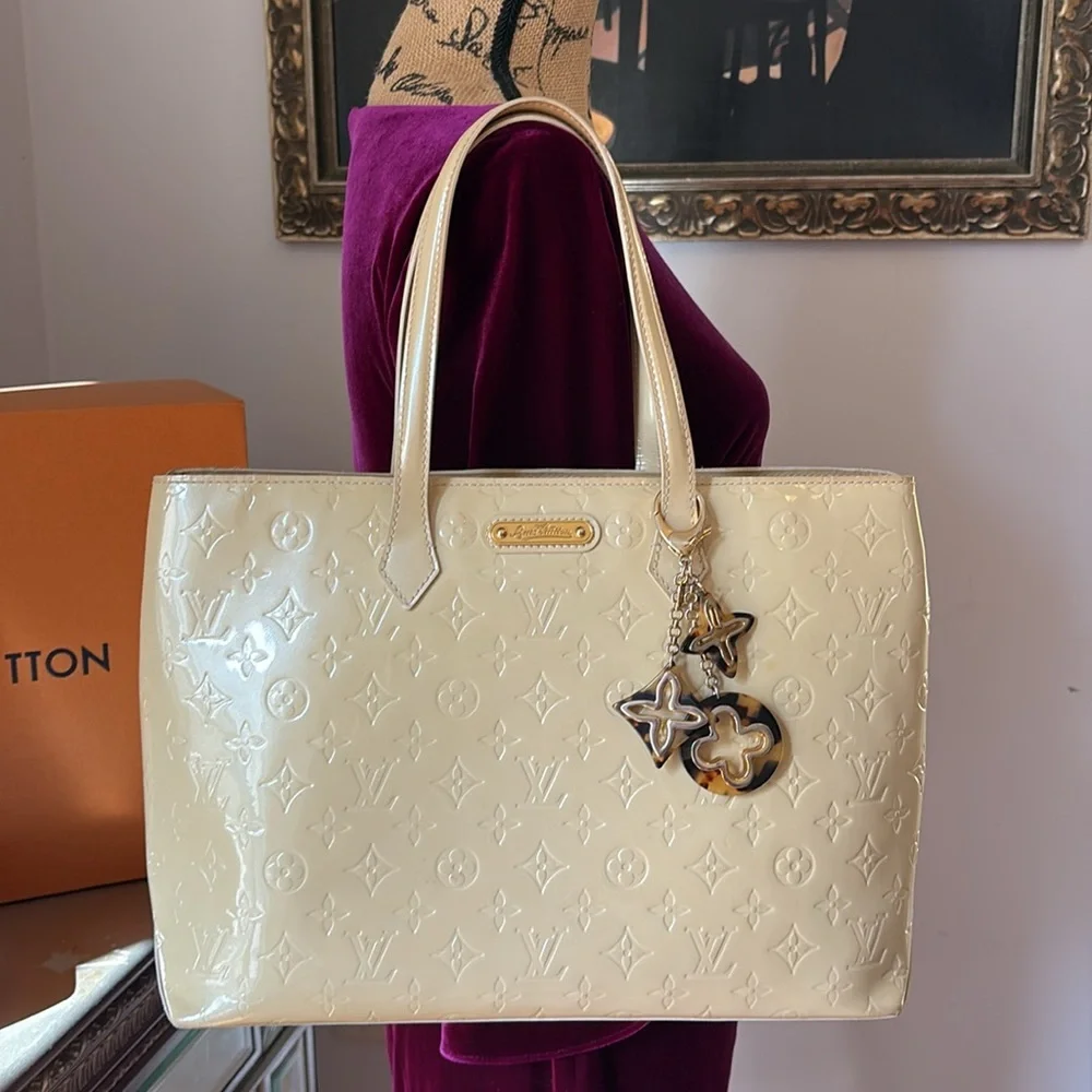 LOUIS VUITTON Wilshire MM Tote Bag Dune Tan Ivory Patent Leather Vernis Dust bag - Picture 16 of 16
